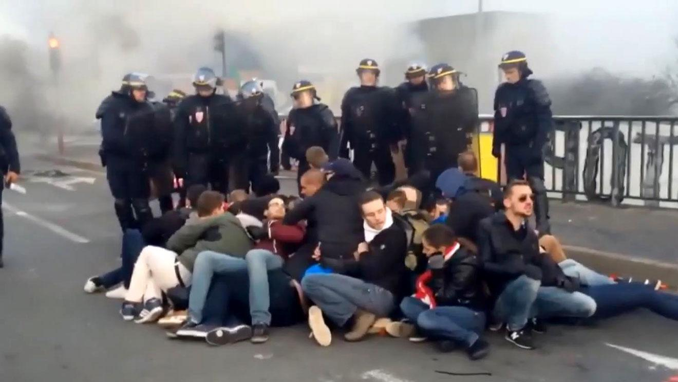 Националисты блокировали три моста во Франции: требовали у мигрантов убираться из страны