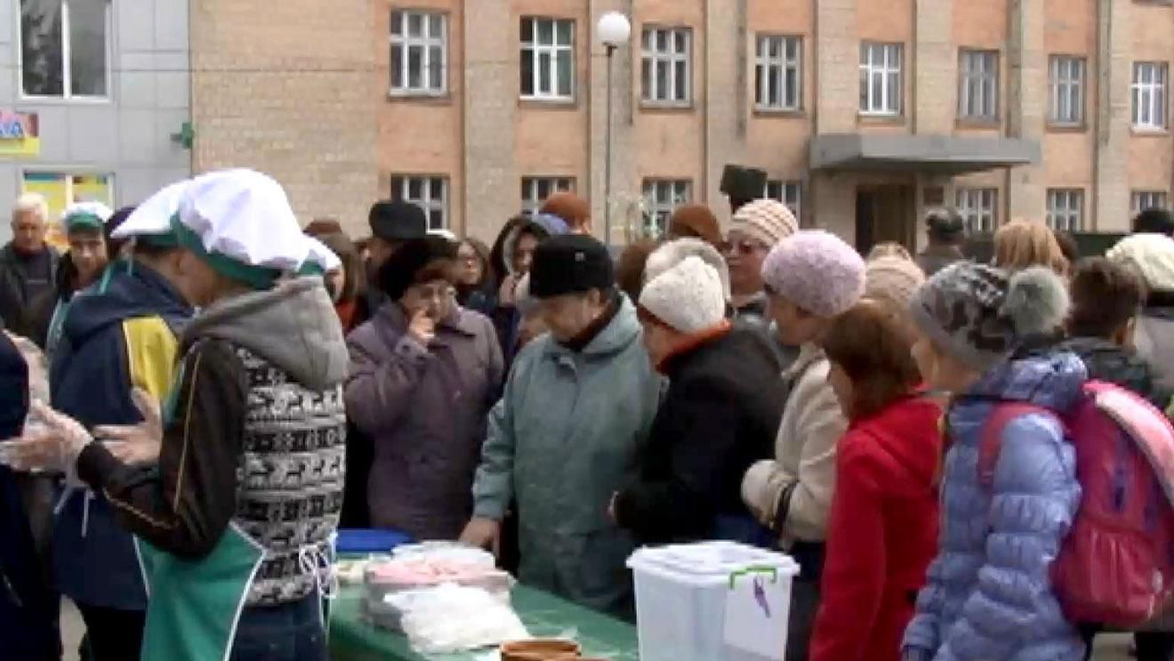 На Черкащині зліпили рекордну кількість вареників "Смерть ворогам" на Масляну