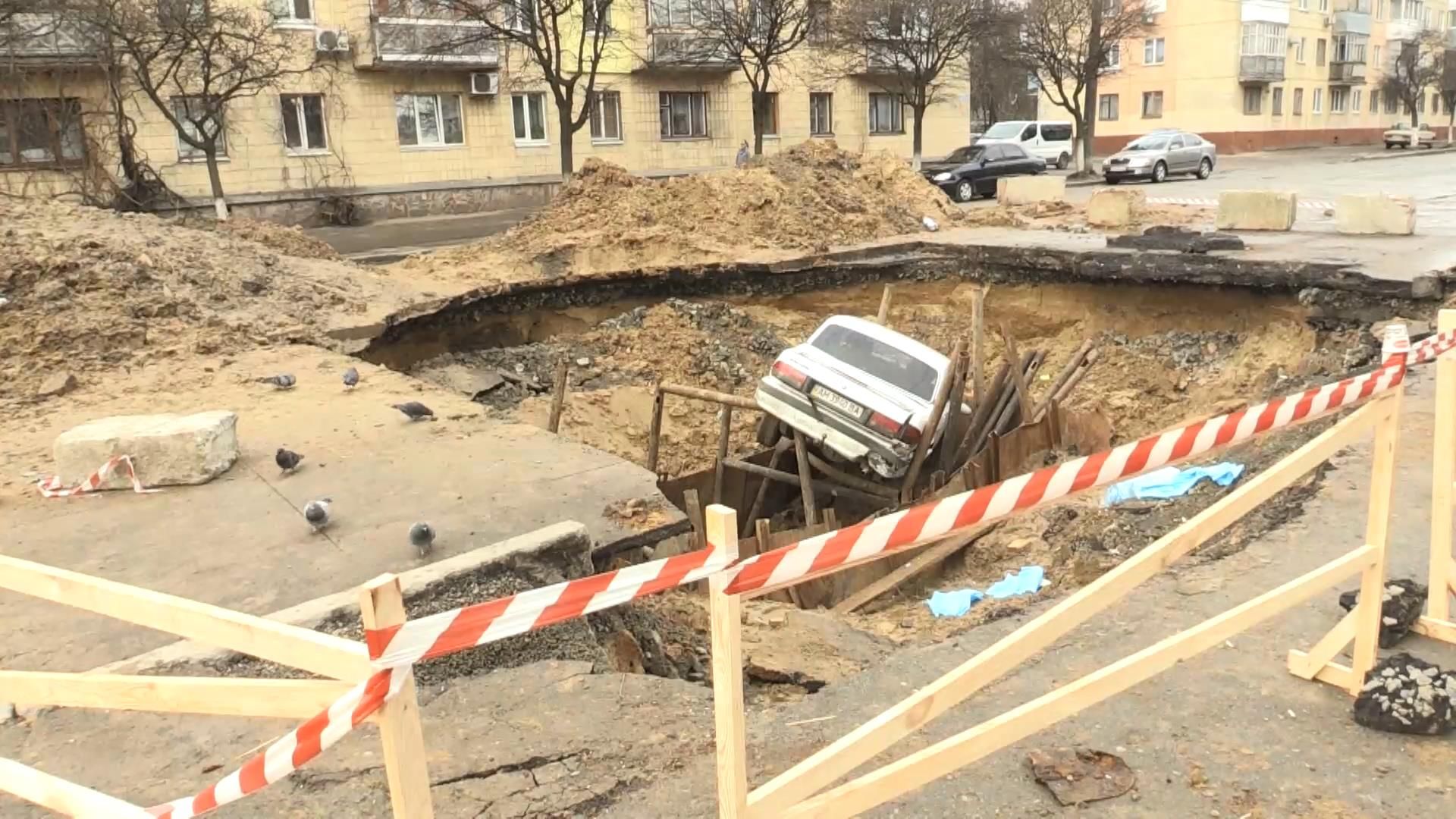 Курйозна аварія: чоловік припаркував "Волгу" у глибокій ямі Курйозна аварія: чоловік припаркував "Волгу" у глибокій ямі