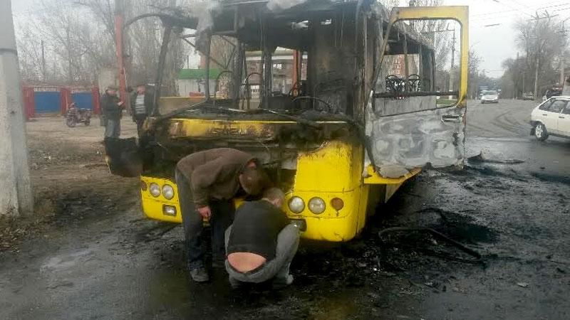 В Мариуполе дотла сгорела маршрутка В Мариуполе дотла сгорела маршрутка