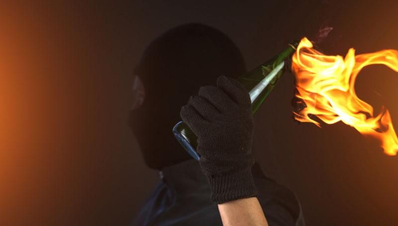 Машину руководителя района Николаевской области атаковали "коктейлем Молотова" Машину руководителя района Николаевской области атаковали "коктейлем Молотова"