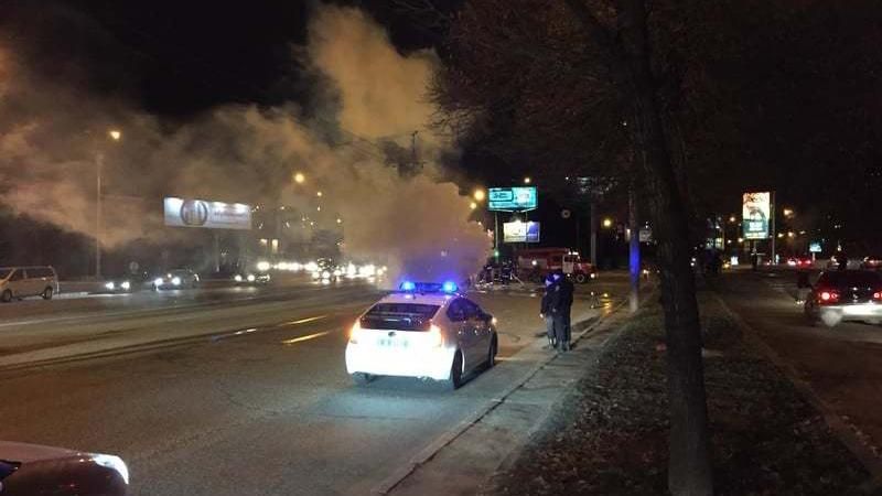 Автомобіль загорівся під час руху у Києві Автомобіль загорівся під час руху у Києві