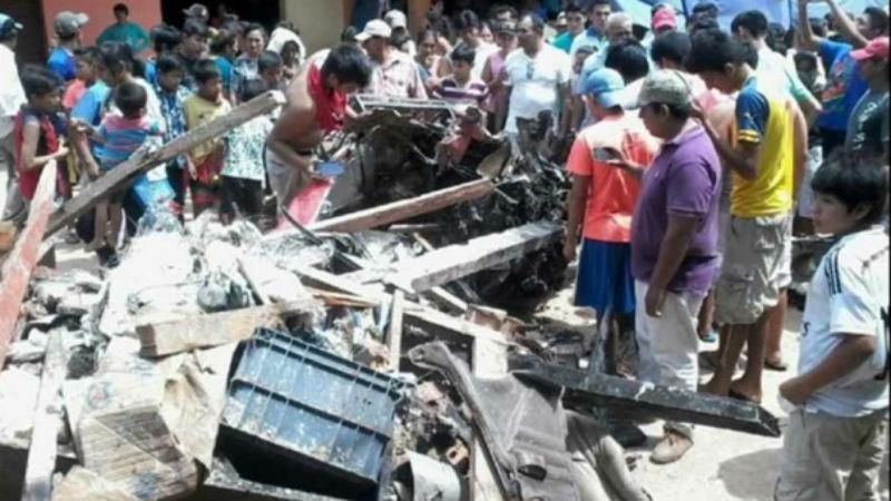 В Боливии самолет упал посреди рынка: есть погибшие