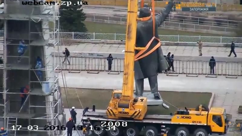 Таки здався: в Україні демонтували найбільшого Леніна