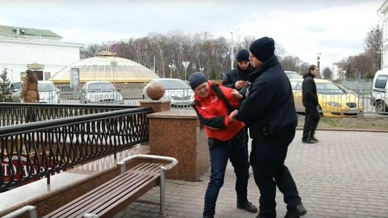 Пьянющая мать набросилась на полицейских в Полтаве