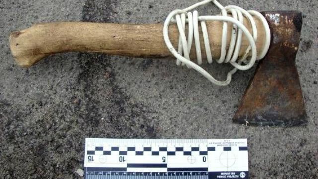 Человек с топором нападал на прохожих в Киеве: есть пострадавший Человек с топором нападал на прохожих в Киеве: есть пострадавший