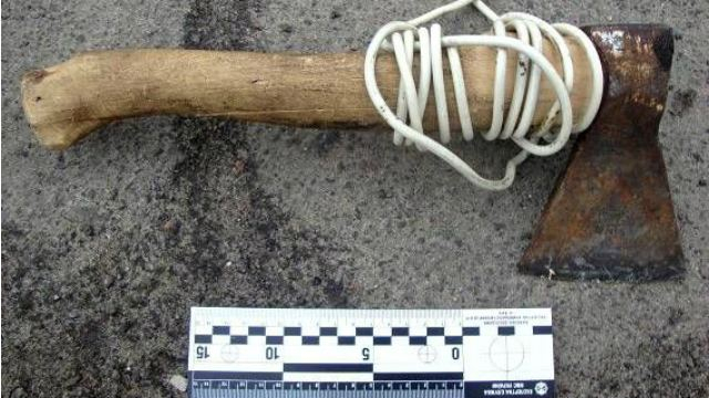 Человек с топором нападал на прохожих в Киеве: есть пострадавший