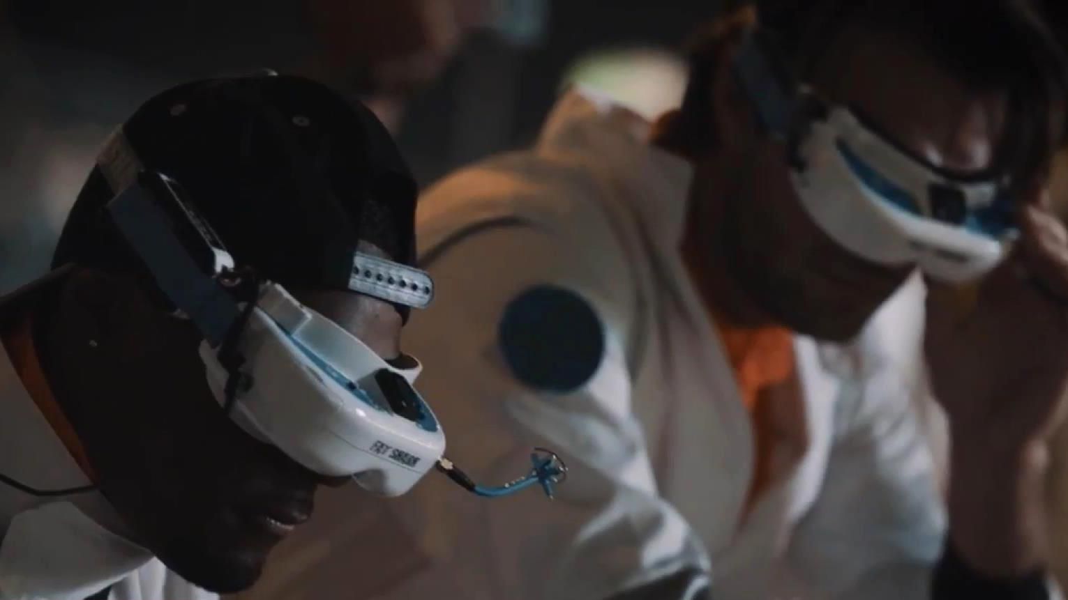 Перегони дронів влаштували в Еміратах. Як міні-роботи тягають авто Перегони дронів влаштували в Еміратах. Як міні-роботи тягають авто