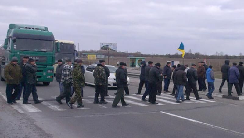 На Полтавщині півсотні людей заблокували трасу через пенсії