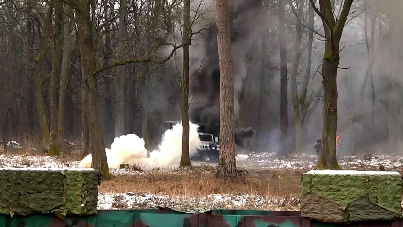 Українські вояки показали умовний бій на лазерних імітаторах Українські вояки показали умовний бій на лазерних імітаторах