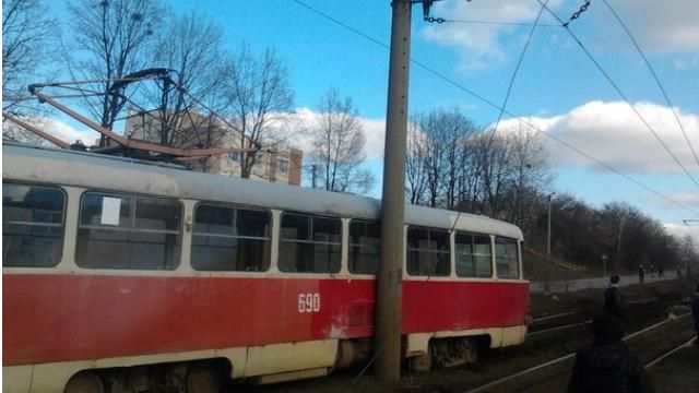 Трамвай зійшов з рейок і влетів у стовп: з’явилися фото Трамвай зійшов з рейок і влетів у стовп: з’явилися фото