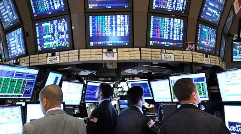 Ціни на нафту на світових ринках знову обвалюються Ціни на нафту на світових ринках знову обвалюються