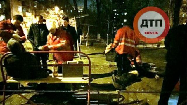 Мужчин с передозом нашли на детской площадке в Киеве