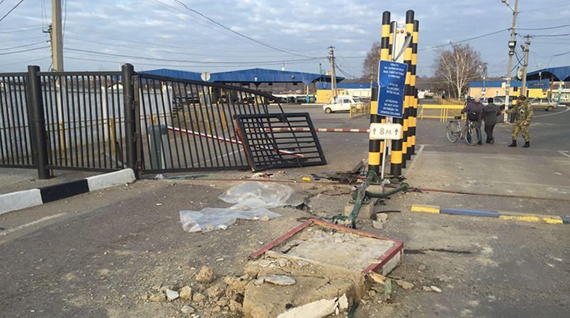 Смертельная авария на границе: микроавтобус разбился об островок безопасности