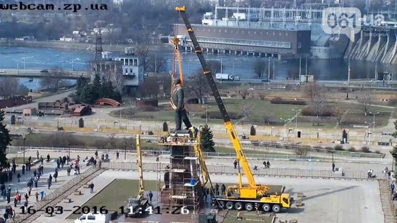 У Запоріжжі демонтують найбільшого в Україні Леніна: онлайн-трансляція У Запоріжжі демонтують найбільшого в Україні Леніна: онлайн-трансляція