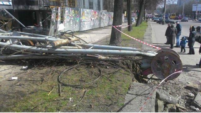В Ровно упал строительный кран: появились фото