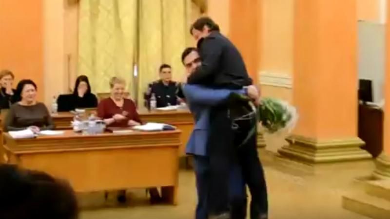 Заместителя Саакашвили поносили на руках: появились остроумные Coub Заместителя Саакашвили поносили на руках: появились остроумные Coub