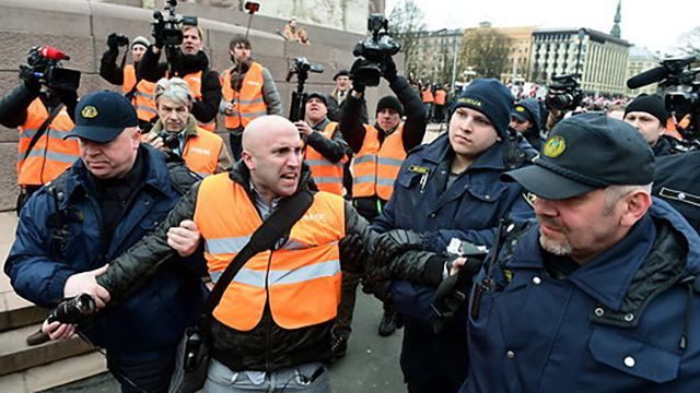 Латвійська поліція відпустила скандального журналіста Russia Today Латвійська поліція відпустила скандального журналіста Russia Today