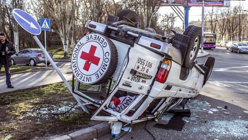 Автомобиль Красного Креста попал в жуткое ДТП в Донецке