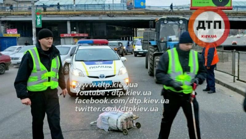 Смертельная авария в Киеве. Бабушка мгновенно погибла на скоростной трассе Смертельная авария в Киеве. Бабушка мгновенно погибла на скоростной трассе