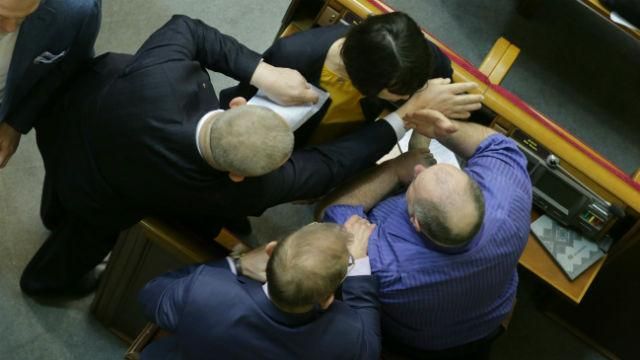 Сутичка в Раді: Чорновол подряпала колегу, бо той не підтримав законопроект Сутичка в Раді: Чорновол подряпала колегу, бо той не підтримав законопроект