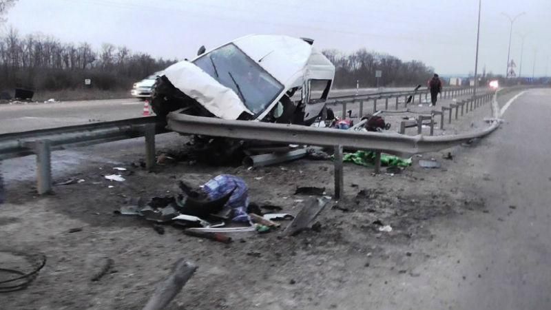 Под Полтавой разбился микроавтобус: много жертв и раненых Под Полтавой разбился микроавтобус: много жертв и раненых