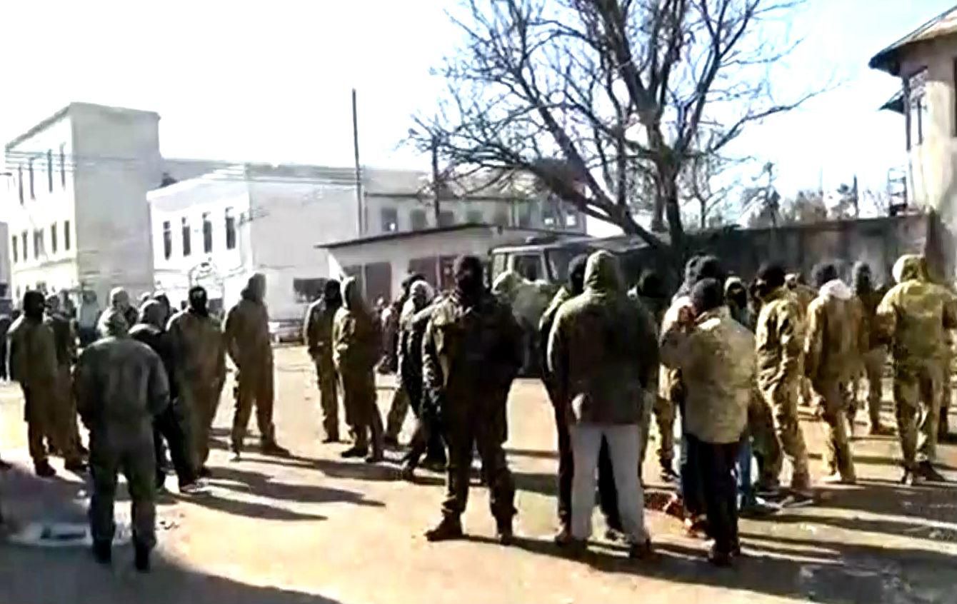 Невідомі в балаклавах захопили державний спритзавод на Львівщині Невідомі в балаклавах захопили державний спритзавод на Львівщині