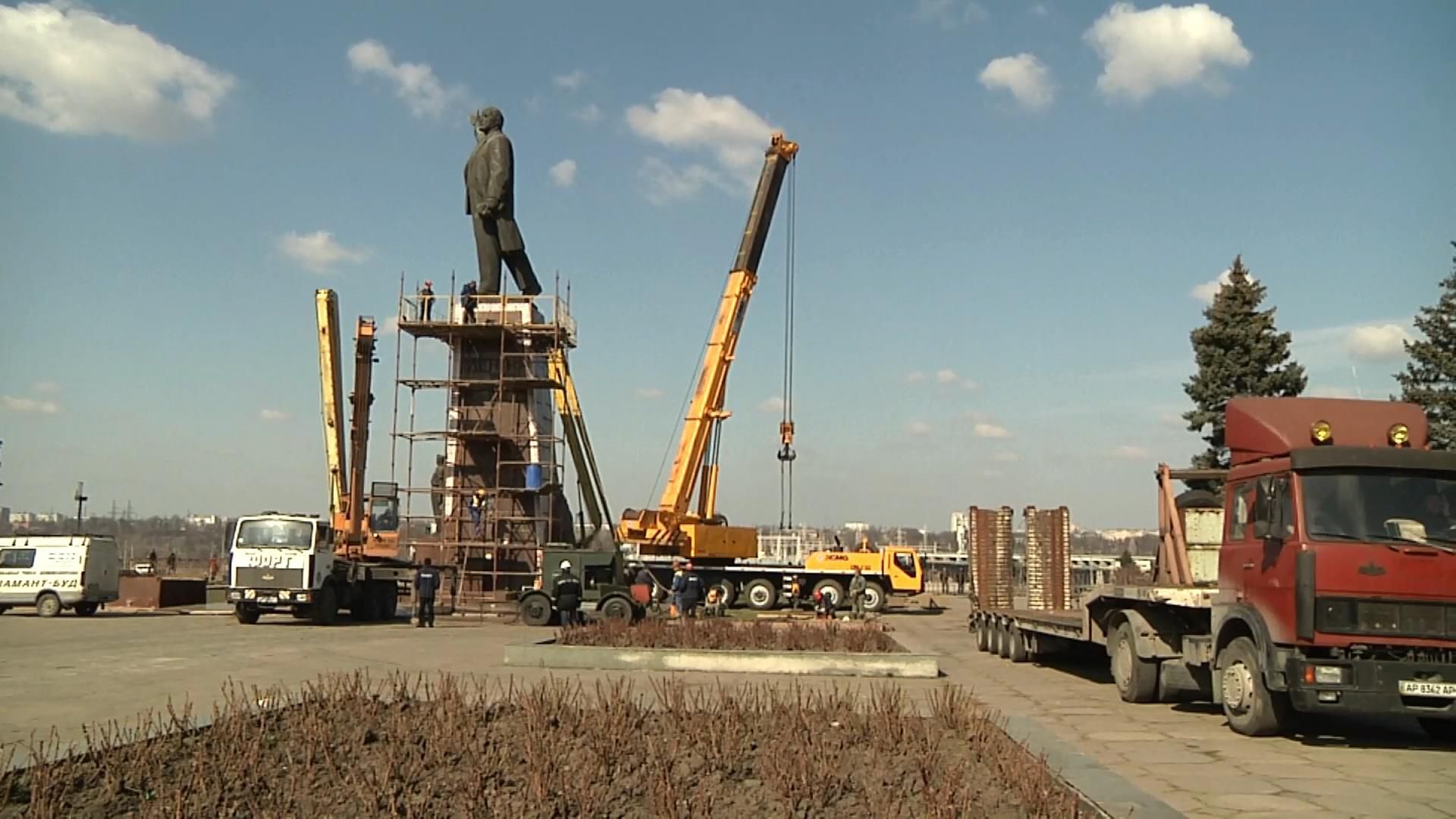 Лебедина пісня вождя: як гігантський Ленін пручався демонтажу у Запоріжжі Лебедина пісня вождя: як гігантський Ленін пручався демонтажу у Запоріжжі