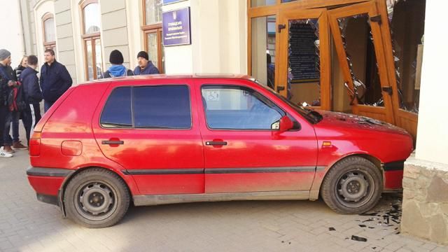 Необычное ДТП в Коломые: автомобиль въехал в городской совет