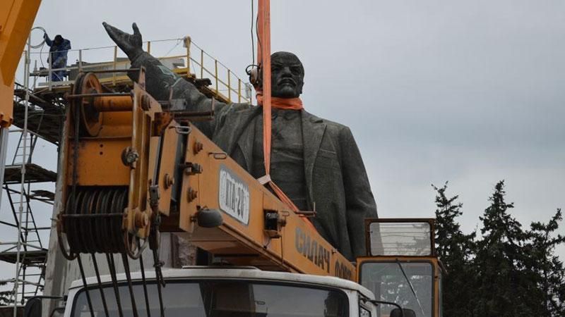 Головне за вчора: впав найбільший Ленін країни, вбивство екс-депутата під Одесою Головне за вчора: впав найбільший Ленін країни, вбивство екс-депутата під Одесою