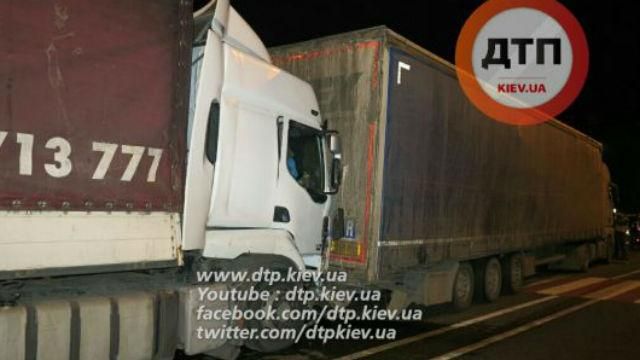 Масштабна аварія у Києві: зіштовхнулись дві фури і Nissan Масштабна аварія у Києві: зіштовхнулись дві фури і Nissan