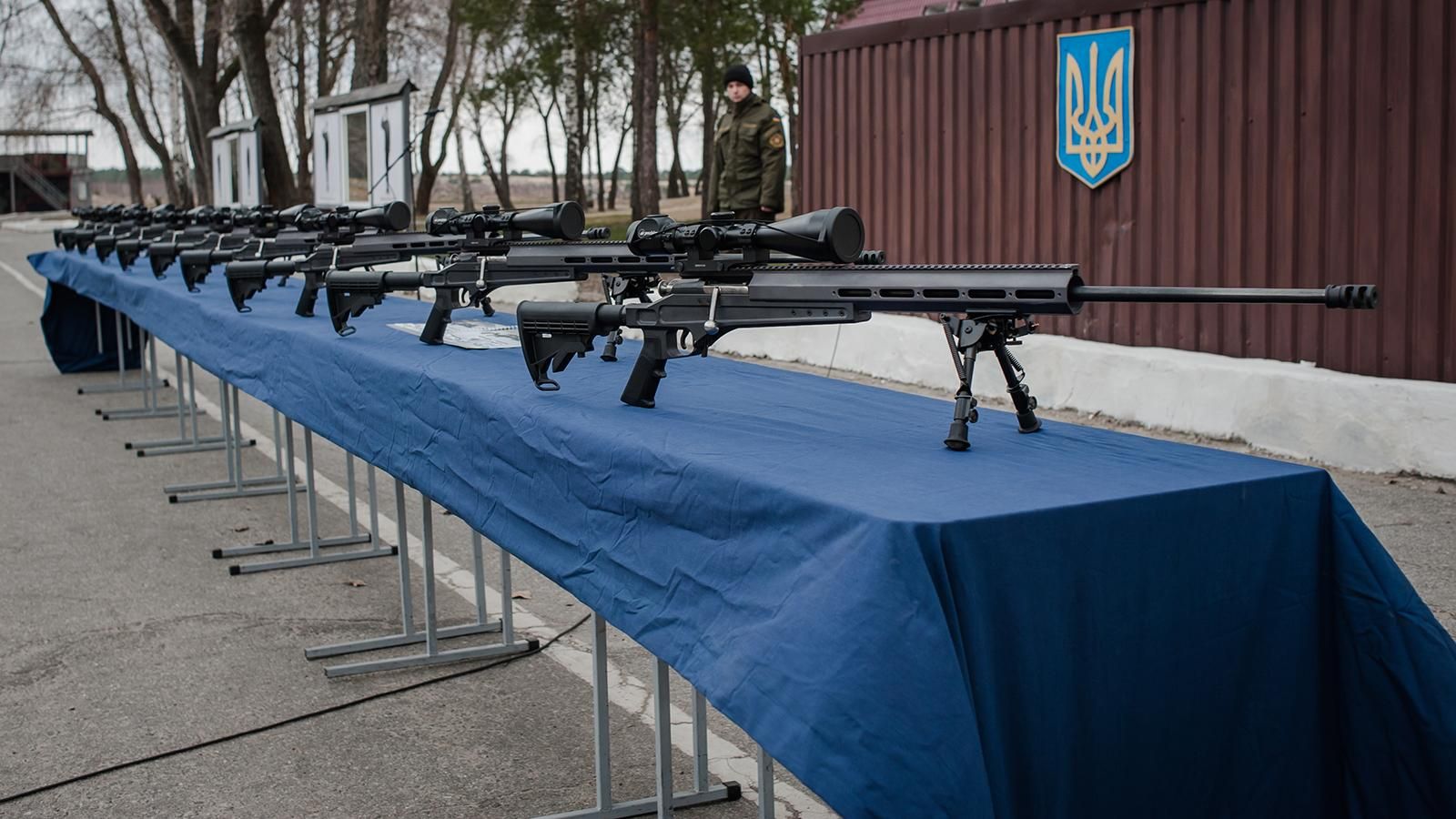 Турчинов передал Центру подготовки снайперов экспериментальные украинские винтовки