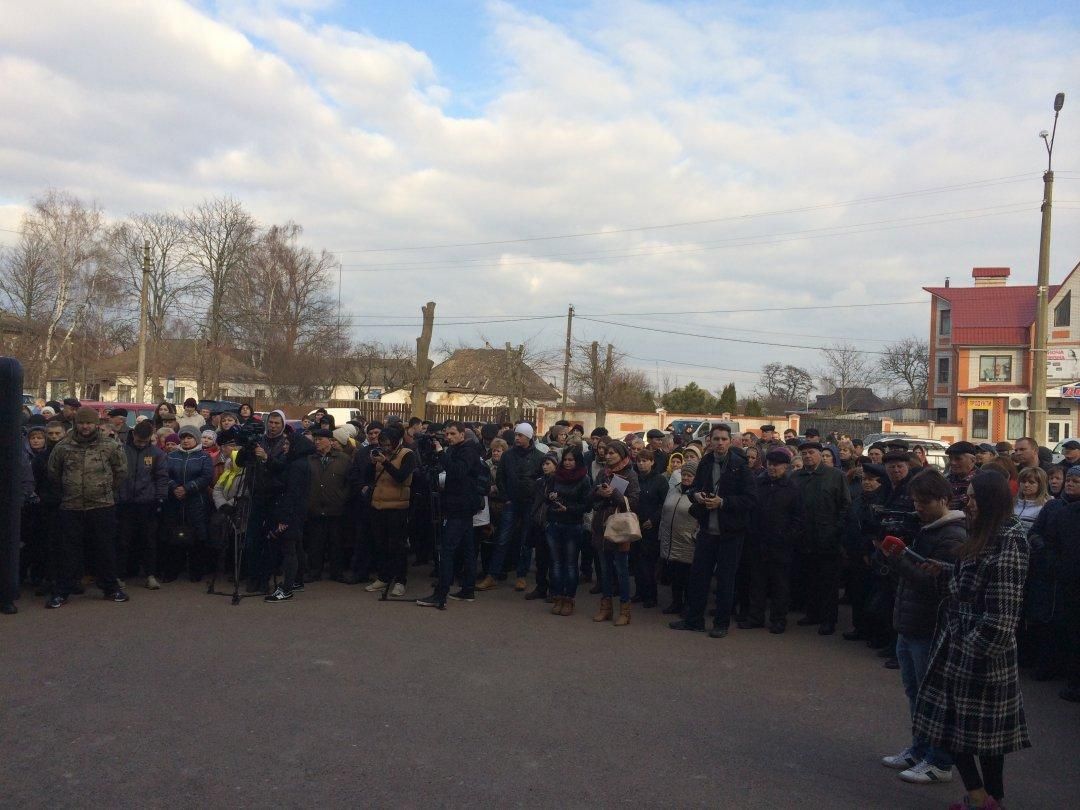 На Київщині протестують проти сирійських мігрантів На Київщині протестують проти сирійських мігрантів