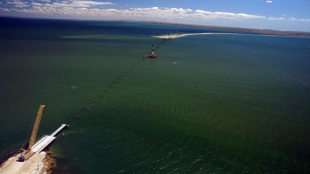 Путіну доповіли про дату запуску машин по незбудованому Керченському мосту Путіну доповіли про дату запуску машин по незбудованому Керченському мосту