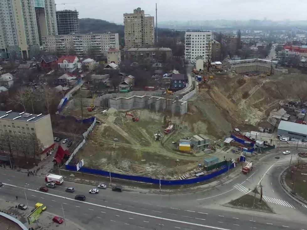 Як фірми екс-регіоналів зводять бетонного "монстра" на місці саду у Києві