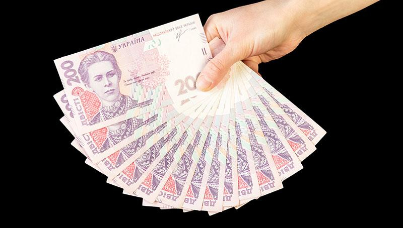 Гривна частично отыграла позиции перед выходными: официальный курс