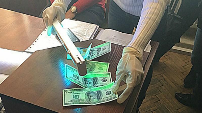 У Львові на гарячому впіймали податківця-корупціонера У Львові на гарячому впіймали податківця-корупціонера