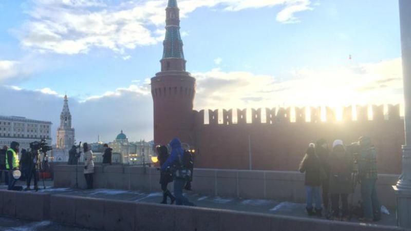 К митингу в честь аннексии Крыма место убийства Немцова грубо зачистили К митингу в честь аннексии Крыма место убийства Немцова грубо зачистили