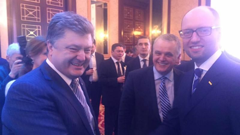 Вимушене рукостикання й нещирі усмішки: як Ложкін звів Яценюка і Порошенка Вимушене рукостикання й нещирі усмішки: як Ложкін звів Яценюка і Порошенка