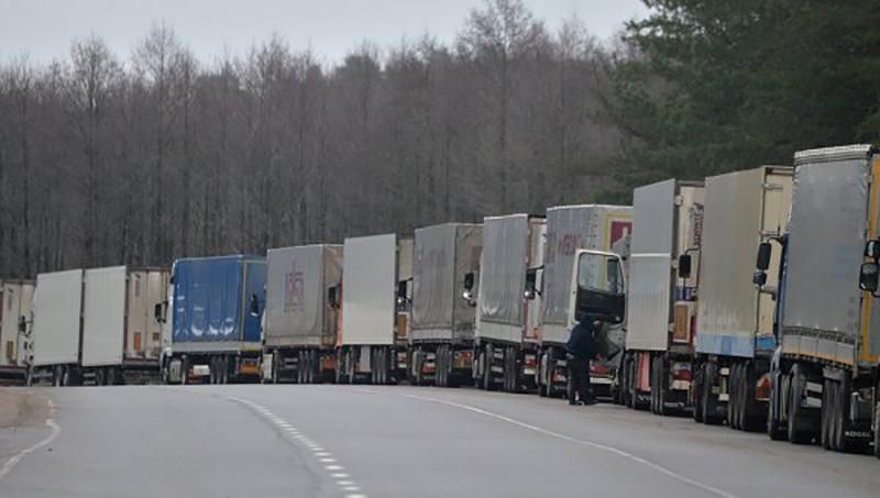 На кордоні з Польщею у Волинській області застрягли понад 200 вантажівок