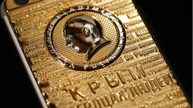 "Патриотический" смартфон для россиян: Путин в золоте и аннексированный Крым
"Патриотический" смартфон для россиян: Путин в золоте и аннексированный Крым