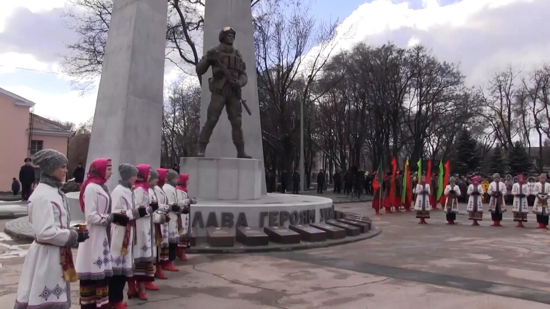 В Кривом Роге появился огромный памятник бойцу АТО