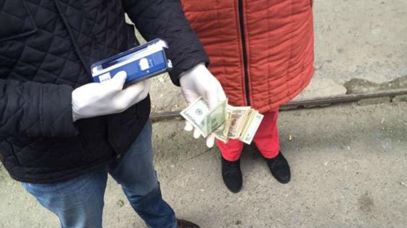 Полицейского поймали на взятке – угрожал тюрьмой невиновному Полицейского поймали на взятке – угрожал тюрьмой невиновному