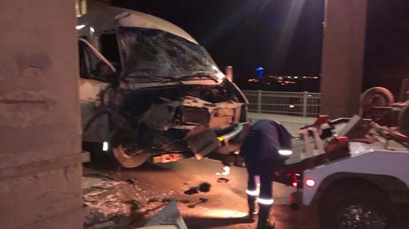 Ужасная авария в Запорожье: маршрутка врезалась в столб
