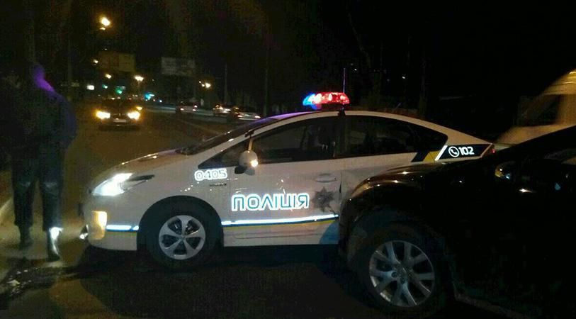 Машина сбила патрульного в Одессе и неслась еще 60 метров Машина сбила патрульного в Одессе и неслась еще 60 метров