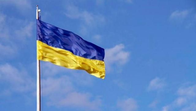 В России полиция попросила семью снять флаг Украины, "чтобы не портить людям праздник"