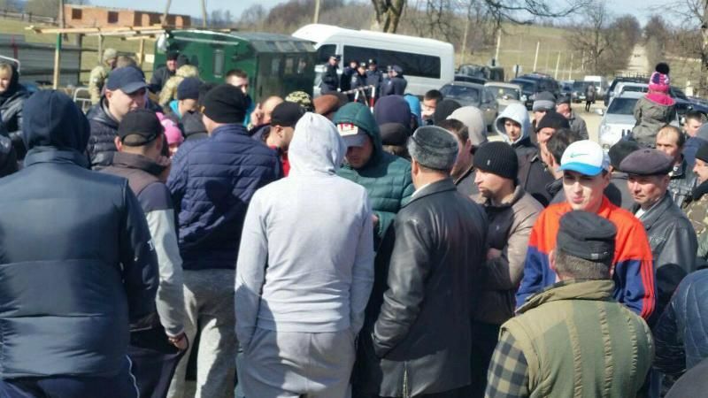 Контрабандистские разборки на Буковине: молодые люди в спортивном  блокировали границу