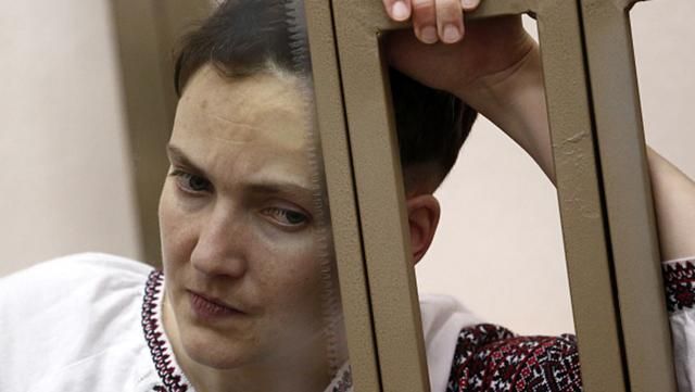 "Кортеж" та посилена охорона: Савченко привезли у будівлю суду