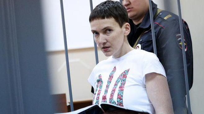 Російський суд розпочав зачитувати обвинувачення Савченко у вбивстві (Виправлено)