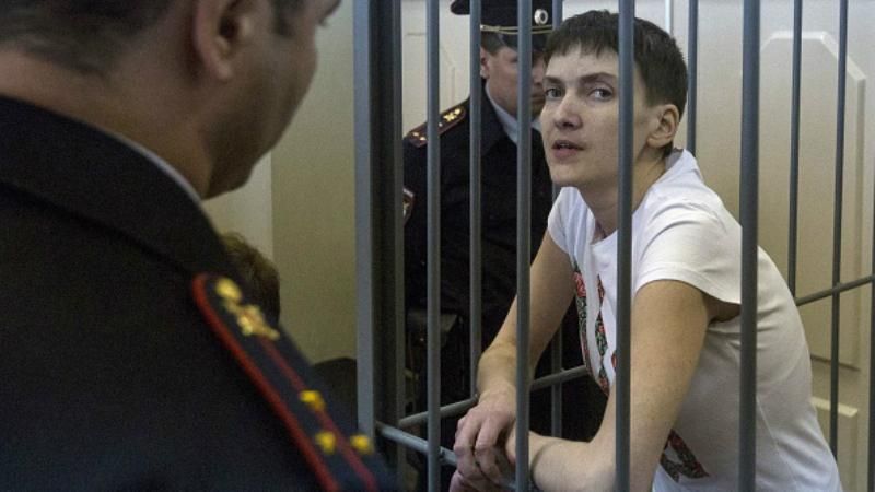 13 дипмісій не впустили на суд: Савченко посміхається і показує, що їй нудно 13 дипмісій не впустили на суд: Савченко посміхається і показує, що їй нудно